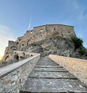 LaurenzanaAgriBnB Casa Furnaredda的通往城堡的石阶 更多43张照片