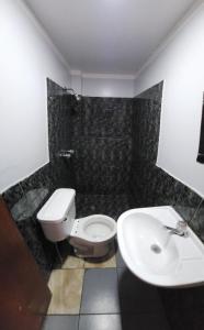 a bathroom with a toilet and a sink at Hostal Paris MYP 3 in Lima