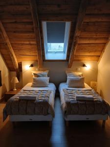 Ένα ή περισσότερα κρεβάτια σε δωμάτιο στο Gîte du Milan royal