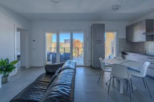 a living room with a couch and a table with chairs at Casa Dalia in Garbagnate Milanese