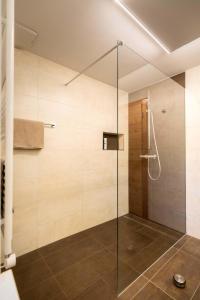una ducha con puerta de cristal en un baño en Schmied in Oberdrum, en Oberlienz 23 fotos más