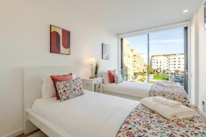 Ένα ή περισσότερα κρεβάτια σε δωμάτιο στο Spacious Light-Filled Flat with Garage by HostWise