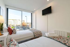 Ένα ή περισσότερα κρεβάτια σε δωμάτιο στο Spacious Light-Filled Flat with Garage by HostWise