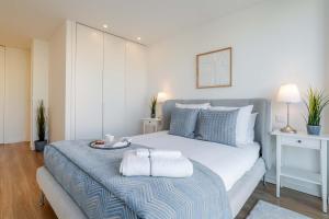 Ένα ή περισσότερα κρεβάτια σε δωμάτιο στο Spacious Light-Filled Flat with Garage by HostWise +32 φωτογραφίες