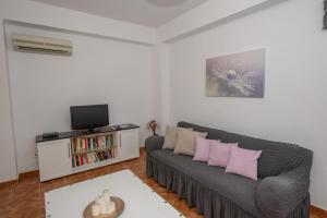 Μια τηλεόραση ή/και κέντρο ψυχαγωγίας στο Paola House Agios Stefanos