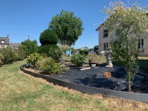 阿夫尔和伊通韦尔讷伊Maison 4 à 6 personnes à Verneuil sur Avre的庭院中间带长凳的花园