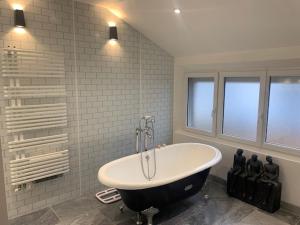 阿夫尔和伊通韦尔讷伊Maison 4 à 6 personnes à Verneuil sur Avre的房间里有带浴缸的浴室