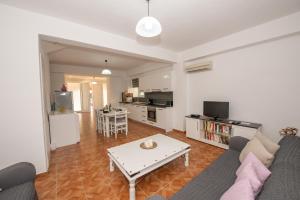 Η κουζίνα ή μικρή κουζίνα στο Paola House Agios Stefanos