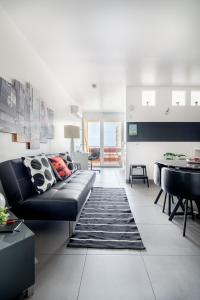 een woonkamer met een bank en een tafel bij SUITEON7TH VILAMOURA THE BEST VIEW IN TOWN - 1Br in Quarteira