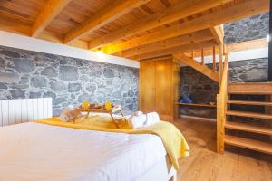 Ένα ή περισσότερα κρεβάτια σε δωμάτιο στο Villa das Escaleiras with Pool and Jacuzzy +35 φωτογραφίες