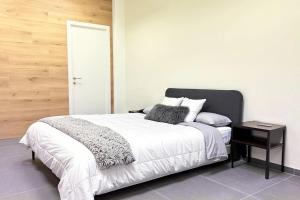 1 dormitorio con 1 cama grande con mesita de noche y 1 cama sidx sidx sidx sidx en Orléan 41 A centre-gare-aéroport, en Charleroi