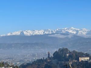 O vedere generală la munți sau o vedere la munte luată de la această cameră de închiriat