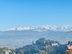 O vedere generală la munți sau o vedere la munte luată de la această cameră de închiriat