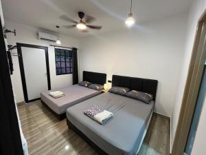 Una cama o camas en una habitación de Menglembu Ipoh Homestay M21 Smart TV & WiFi ready