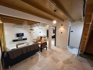 Una televisión o centro de entretenimiento en Menglembu Ipoh Homestay M21 Smart TV & WiFi ready