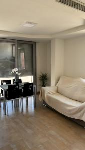 ein Schlafzimmer mit einem Bett, einem Tisch und einem Schreibtisch in der Unterkunft Duplex in Bocairent + 4 Fotos