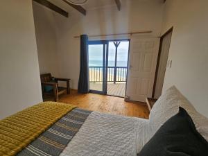 Postel nebo postele na pokoji v ubytování Oceanview Wooden Cottage