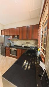 Køkken eller tekøkken på Spacious 3-Bedroom Close to the Beach ,Parking