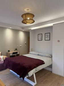 ein Schlafzimmer mit einem großen Bett und einem Kronleuchter in der Unterkunft KAStay london in London