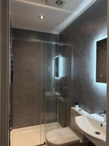 ein Badezimmer mit Dusche, Toilette und Waschbecken in der Unterkunft KAStay london in London