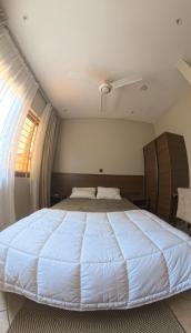 En eller flere senge i et værelse på Spacious 3-Bedroom Close to the Beach ,Parking