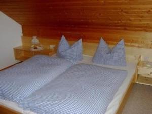 una camera con 2 cuscini blu su un letto di Große Ferienwohnung Oberzarten a Hinterzarten