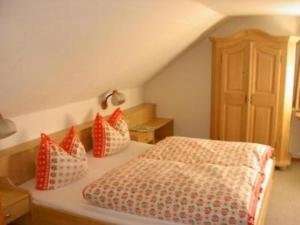 una camera da letto con un letto con quattro cuscini sopra di Große Ferienwohnung Oberzarten a Hinterzarten