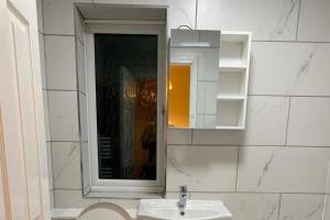 Ένα μπάνιο στο 2 Bedroom House - Sleeps 5 - Free Parking Wifi