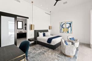 a bedroom with a bed and a desk and a chair at Poco Paraiso in San José del Cabo