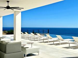 a room with chairs and a view of the ocean at Poco Paraiso in San José del Cabo