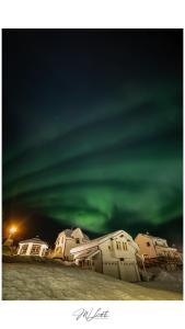 una imagen de la aurora boreal en el cielo en Visit Leif at Senja, en Gibostad