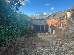 Το κτήριο όπου στεγάζεται  η παραθεριστική κατοικία