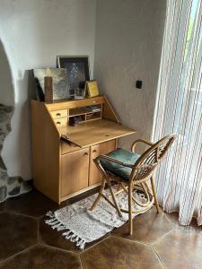 Habitación con escritorio de madera y silla. en Maem`s Adlerhorst, en Irschen