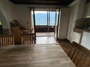 cocina y comedor con mesa y ventana en Maem`s Adlerhorst, en Irschen 12 fotos más