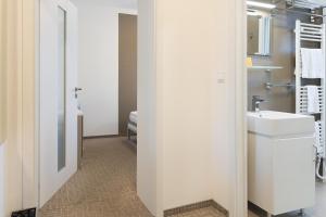 Un baño de Airport Hotel - Check-in Nonstop