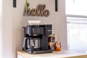 Παροχές για τσάι/καφέ στο Jungle House Columbus Sleep 16 Downtown Ohio Free Parking - Near Convention Center & Nationwide Arena - 4BR Luxury Home - Pet Friendly - Over 5,800 Five Stars +63 φωτογραφίες