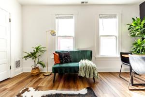 Χώρος καθιστικού στο Jungle House Columbus Sleep 16 Downtown Ohio Free Parking - Near Convention Center & Nationwide Arena - 4BR Luxury Home - Pet Friendly - Over 5,800 Five Stars