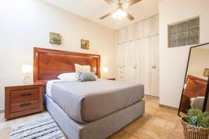 Postel nebo postele na pokoji v ubytování Prime Location 1 Block to Malecon Smart TV & WiFi