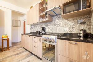 Kuchyň nebo kuchyňský kout v ubytování Prime Location 1 Block to Malecon Smart TV & WiFi