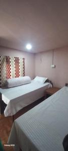 ポカラにあるBegnas horizonの小さな部屋にベッドが2つあり、