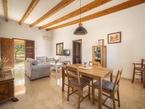 un soggiorno con tavolo e sedie in legno di Holiday Home Son Ulari Petit by Interhome a Can Picafort
