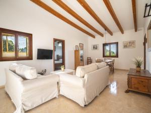 un soggiorno con due divani bianchi e un tavolo di Holiday Home Son Ulari Petit by Interhome a Can Picafort