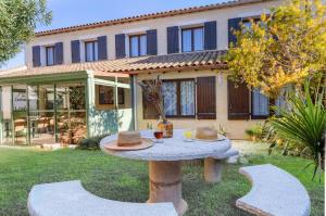 Κήπος έξω από το Maison des Croisades