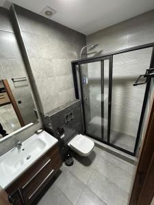 um banheiro com chuveiro, vaso sanitário e pia em Résidence Natura Living em Mohammedia