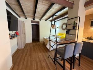 a room with a desk and a room with a kitchen at Studio 2 Port Valencia in Valencia