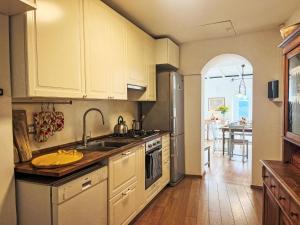 una cocina con fregadero y estufa horno superior en Holiday Home Bellissimi - DOL280 by Interhome, en Bellissimi