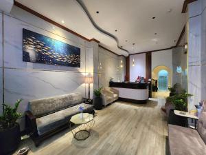 胡志明市Ancient Luxury Hotel的客厅里有一张沙发和一张桌子。