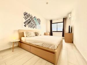 Un dormitorio con una cama y un televisor. en paraiso sea view, en Playa Paraiso 12 fotos más