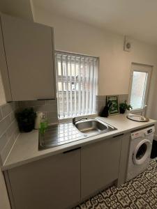 Una cocina o cocineta en Spacious 3-Bedroom Apartment with Modern Comforts 6 fotos más