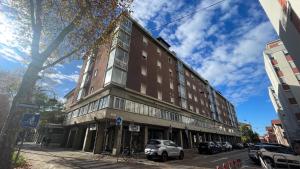 Un edificio en una calle con coches aparcados delante. en M9 Rest House Venice, en Venecia